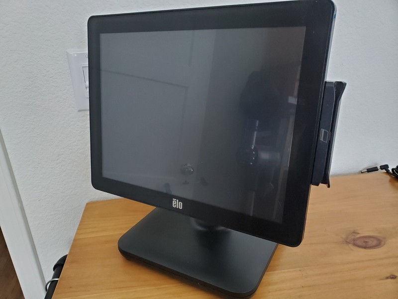 EloPOS 15″ E931896 AiO POS Computer – Win10 / Core i3 / 4GB RAM / 128GB M.2 SSD