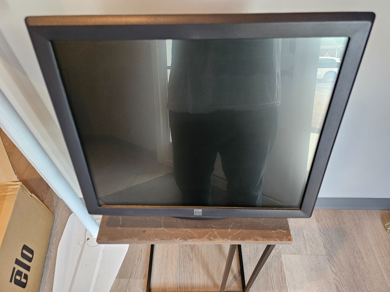 Elo Touch Solutions 19″ Touch Screen Monitor ET1915L-8CWA-1-G E26683
